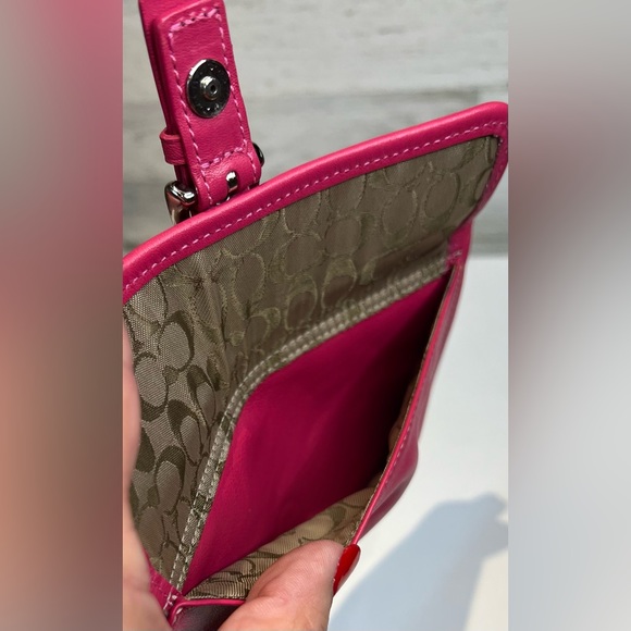 🔥🔥🔥SOLD OUT🔥🔥🤗Coach SoHo Wristlet Bright Pink Leather Wristlet - Picture 6 of 10